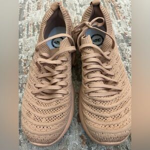 APL TECHLOOM WAVE- tan sneaker 6 1/2